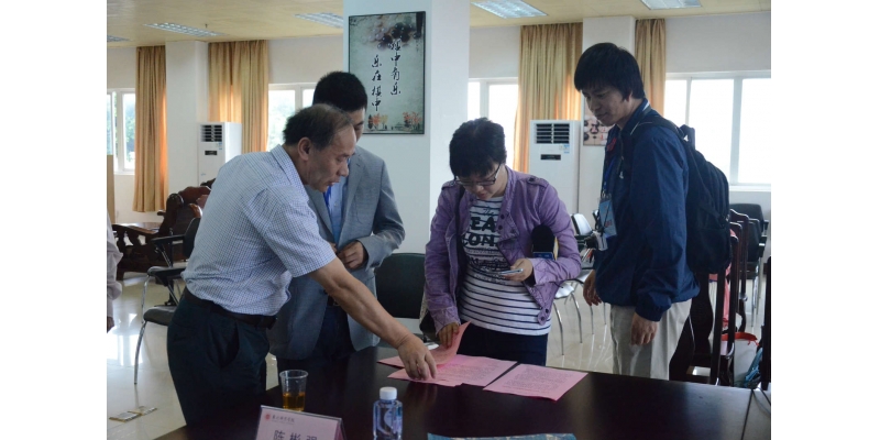 泉州师院林华东副校长向媒体介绍《泉州倡议》内容