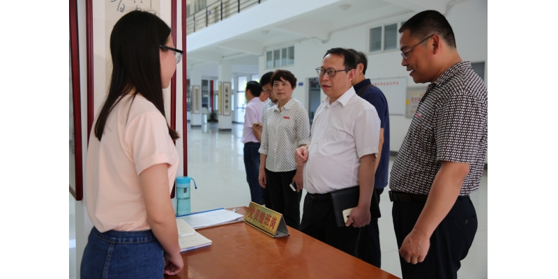 屈广清校长向党员值班岗的值班党员进行询问