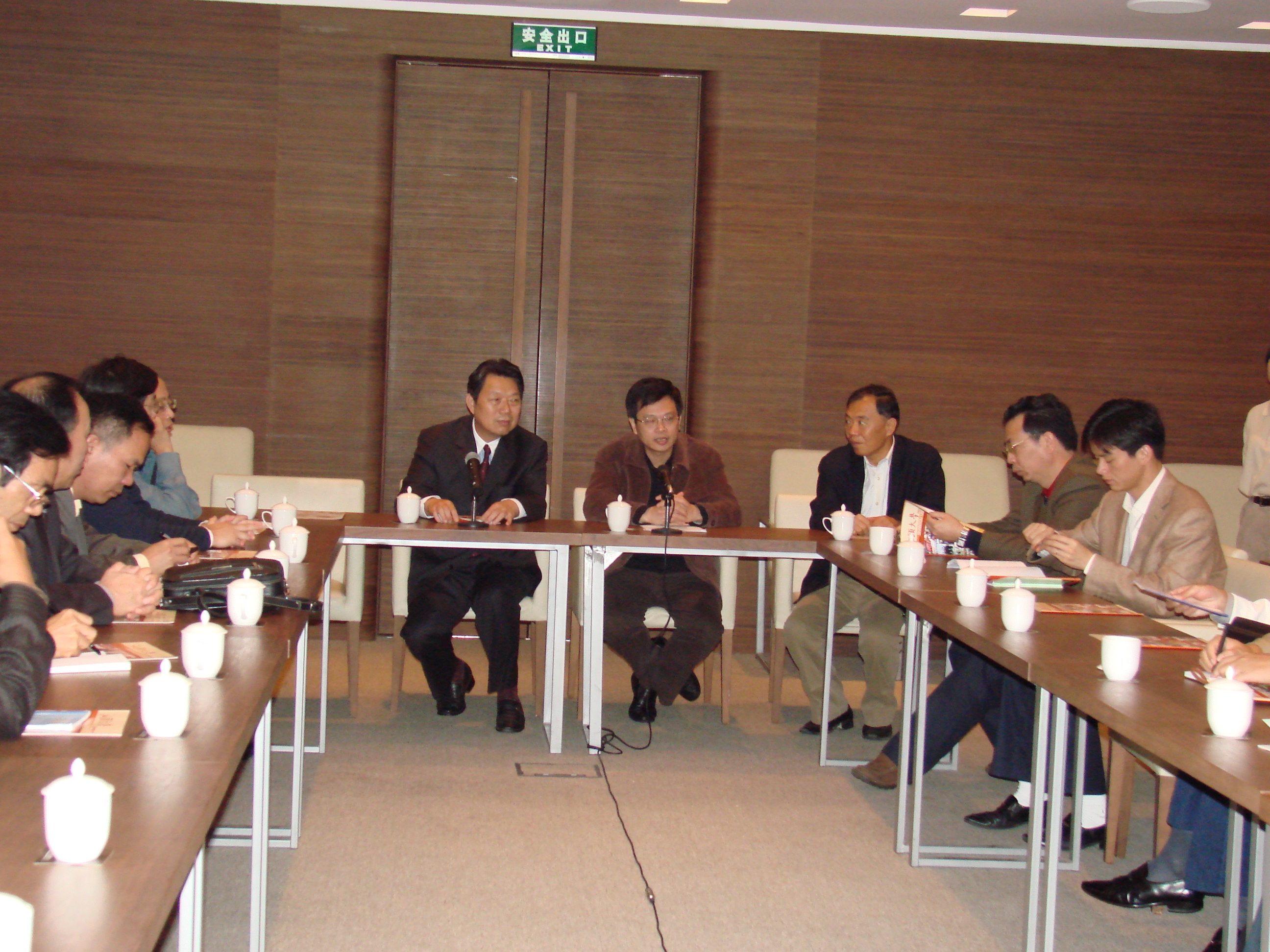 考察团与汕头大学交流座谈