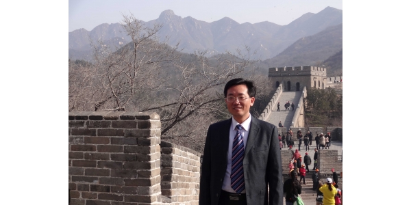 苏明强：全国基础教育教师培训专家 苏明强，泉州师范学院教育科学学院小学教育专业副教授，泉州师范学院附属尊道小学（筹）校长。现为教育部特殊教育学校数学课程标准审议组专家，教育部&ldquo;国培计划&rdquo;高端研修项目小学数学&ldquo;种子教师&rdquo;，东北师范大学、首都师范大学&ldquo;国培计划&rdquo;培训专家，福建省小学数学学科带头人培养基地首席专家，福建省首批基础教育教师培训专家，荣获福建省第七届高等教育教学成果一等奖，曾应邀在首届华人数学教育会议上作专题发言。 他长期致力于小学数学教学研究，研究成果得到国内同行专家认可，曾受邀在北京、天津、江苏、甘肃、新疆、吉林、海南、内蒙古等20多个省、市、自治区&ldquo;国培计划&rdquo;、学科带头人和骨干教师等教师培训中授课或作专题报告。