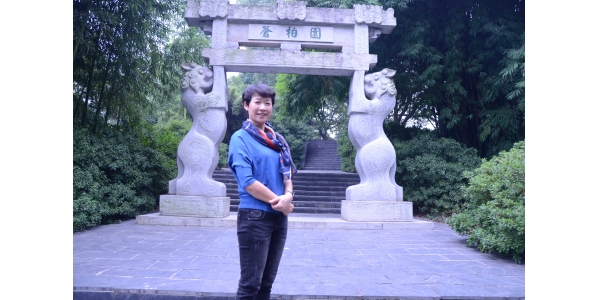 许月云：积极服务地方体育事业发展 许月云，教授，泉州师范学院学院体育学院院长，泉州师范学院体育与社会发展研究所所长。她长期致力于体育社会科学研究，硕果累累。曾主持国家社科课题1项、省部厅级课题21项，5项研究成果获省市社科成果奖。出版学术专著3部，发表学术论文96篇（其中CSSCI论文19篇）。她致力于推动地方体育事业发展，先后承担福建体育局、泉州体育局、泉州发改委、晋江及石狮文体局共16项委托课题。2010年入选福建省高等学校&ldquo;新世纪优秀人才&rdquo;支持计划，2014年获评泉州市哲学社会科学领军人才，2014年被国家体育总局授予&ldquo;全国体育事业突出贡献奖&rdquo;荣誉称号。作为一名专业教师，她注重学生创新创业能力的培养，取得良好成效。她指导的学生获得福建省大学生&ldquo;挑战杯&rdquo;科技作品竞赛及创业大赛铜奖、金奖各1项，福建省暑期社会实践优秀成果奖6项，福建省创新创业立项1项。她指导14名学生考取硕士研究生。