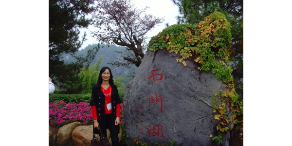 丁玲玲：学生的良师益友 丁玲玲，泉州师范学院政治与社会发展学院历史学专业副教授。她热爱党的教育事业，具有较强的事业心和责任感，工作中能够服从组织安排，不计个人得失，全身心地投入教育教学工作，在平凡的教学岗位上默默奉献，辛勤耕耘，年年超额完成教学工作量。她关爱学生，始终把教书育人贯穿在工作中，关心学生的思想、学习和生活，注重对师范生教育教学及科研实践能力的培养，悉心指导学生完成大学生创新创业训练计划项目等各级各类课题研究多项，是学生的良师益友。在做好教学工作的同时，她积极参与课题研究，科研水平得到领导、同事、学生的充分认可。