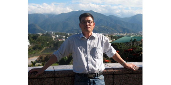 许旭红：勇于担当、甘于奉献的好老师 许旭红，泉州师范学院陈守仁工商信息学院副院长、副教授。他长期坚守在教学一线，每年主动承担多门专业基础课的主讲任务和各种实践教学任务。教学过程中，他对学生既严格要求又悉心爱护，展现出优良的师德师能，曾获学校第十二届教师教学竞赛一等奖。教学之余，他积极创新育人模式，不吝心血帮扶学生成长成才。在其努力下，该学院国际贸易专业成功举办本科辅修教育和第二学历教育；与北京大学和友成基金会合作，顺利开设大学生创业慕课。他积极指导学生创业，帮扶的1个学生创业项目目前运营良好，已入选2014年全省高校毕业生创业资助项目。 尤为可贵的是，他以大局为重，勇于担当，甘于奉献。一年来，他付出大量的时间和精力，主持学院行政工作，独自负责全院教学及科研管理和管理科学与工程学科建设职责，竭力维护学院发展大局，取得了良好成绩。