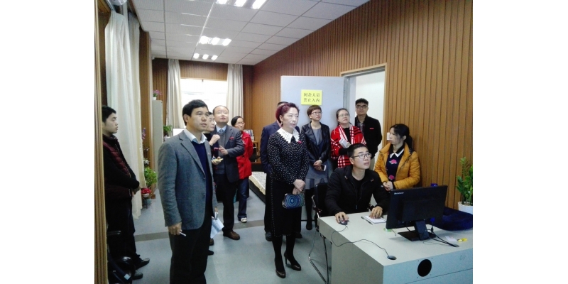 副校长王珊带队巡查校园