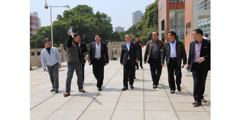 校长屈广清带队巡查校园