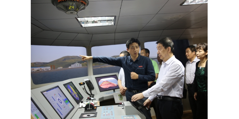 市政协副主席李冀平参观航海学院船舶操纵模拟器