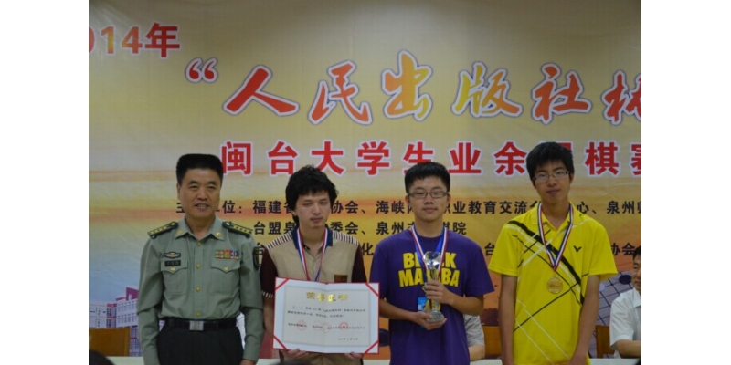 卢阳阳师长为获奖选手颁奖