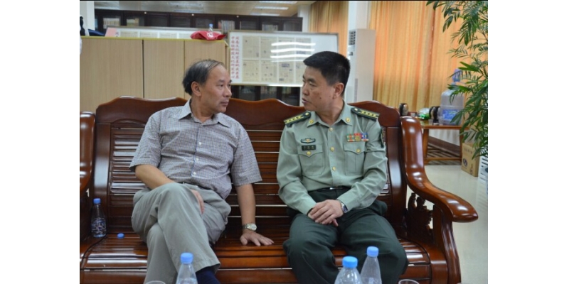 林华东副校长为卢阳阳师长介绍闽台大学生业余围棋赛情况