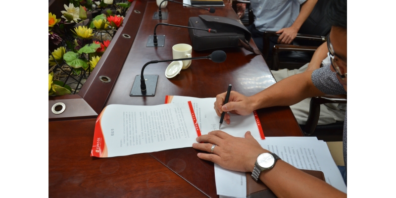 教师代表在倡议书上签名