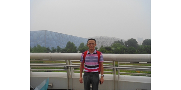 曾碧辉：组工队伍中的&ldquo;拼命三郎&rdquo;曾碧辉，泉州师范学院党委组织部办公室主任。他是一位在平凡岗位上如老黄牛般辛勤耕耘的人。他是同志们眼中的&ldquo;拼命三郎&rdquo;：能够十几年如一日，在部门人手紧缺的情况下，不计个人得失，自觉挤时间，压任务，坚持每天中午加班1.5个小时以上，晚上、周末也经常把工作带回家做。他能够做到&ldquo;工作&rdquo;从不离身：永远怀揣一本小本子，上面记满各种信息和数据信，为的是能够随时随地进入工作状态。他是大家公认的&ldquo;业务通&rdquo;和&ldquo;多面手&rdquo;：经历过多岗位锻炼，工作经验丰富，业务本领过硬，参与校党代会等大型活动的组织协调工作，已经具备独挡一面的能力。作为一名组工干部，他组织纪律观念强，在繁杂的工作中注意思考，讲究方法，提高效率，业绩突出，2012年9月获省委组织部、省公务员局联合嘉奖（全省高校仅3人获奖）。