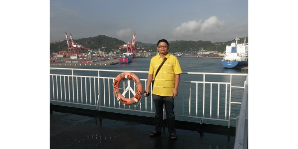 颜星华:用朴实无华诠释奉献 颜星华,泉州师范学院应用科技(航海)学院副教授。他政治立场坚定,用行动自觉践行社会主义核心价值观。从学院发展需要出发,他克服困难,自觉承担新开设课程。他在教学中能结合学科、专业特点,提高学生整体素质。他积极开展教研科研活动,参与多项教改活动。在履行教学职责的同时,他兼任学院教务科负责人和船员教育培训质量管理内部审核员,具体负责学院的闽台交流合作工作。他积极参与航海专业的建设与发展,为该专业顺利通过海事部门质量审核做出了应有贡献。