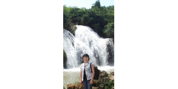 谢英:长期专注于大学“现代汉语”教学科研 谢英,教授,泉州师范学院文学与传播学院院长,福建师大硕士生导师,“对外汉语”省级特色专业负责人,“现代汉语”省级精品课程负责人。她具有强烈的事业心和良好的师德风范,严谨治学,为人师表。近年来致力于课堂教学改革,所授课程得到同行专家和学生好评,曾获学校“教授示范课”一等奖。她关注学生专业实践活动,指导学生完成国家级和省级大学生创新创业项目各2项。教学之余,她一直致力于语言本体、地方语言文化等领域的研究,主持多项省市社科重点项目及横向课题,取得系列成果,其中调研报告《鲤城区发展文化产业的SWOT分析及其对策研究》为地方政府推动文化产业发展提供了积极建议,学术专著《现代汉语表达格式研究》获省第十届社科优秀成果奖三等奖。