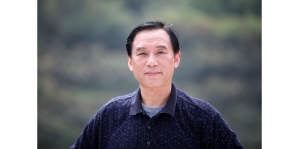 毕武胜:无怨无悔的教师情结 毕武胜,教授,中华美学学会会员,中国音乐家协会会员,泉州师范学院音乐与舞蹈学院艺术教育专业主任。他曾经有机会进入著名的专业团体,但他无怨无悔地选择了教师这个职业。他热爱学生,经常利用业余时间为学生多上课、上好课,多次带病为学生上课。他在教学中认真钻研教材内涵,理论联系实际。经常不断深入到中小学课堂听课,用课堂教学案例来诠释理论课教学内容。为了帮助学生理解一个概念,他常常不辞辛苦查阅大量相关资料,通过各种渠道掌握学科前沿信息并传达给学生。 他主持过省、校科研项目3项,发表论文20余篇(其中核心期刊论文4篇)。他积极参加地方文艺活动,曾主持市级以上大型文艺晚会20余场,为泉州文化艺术建设作出了贡献。