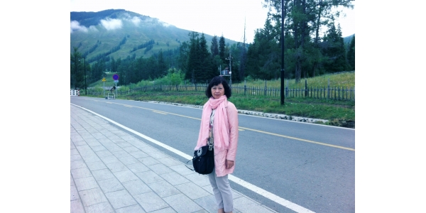 李子蓉:休闲农业与美丽乡村研究专家 李子蓉,教授,资源与环境科学学院常务副院长。她从教近三十年,不仅出色完成高等学校地理学科的教学任务,而且注重与中学的教研与合作,扩大所在学院在中学地理学科的影响力。她注重教书育人,倡导“做中学”,带领学生以项目推动专业素养、技能提高,其指导的学生曾获2014年福建省首届教师技能大赛二等奖。她的科研能力强,长期致力于休闲农业与美丽乡村研究,近年主持并完成省部级课题4项,在研1项。她的研究成果受到委托单位认同,并被省农业厅、省农学会、地市农业区划办邀请作相关领域讲座,受到广泛好评。