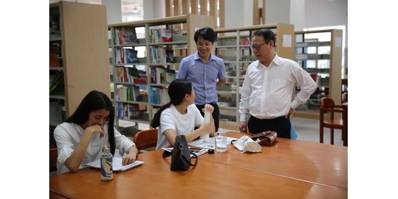 屈广清校长与软件学院学生亲切交谈