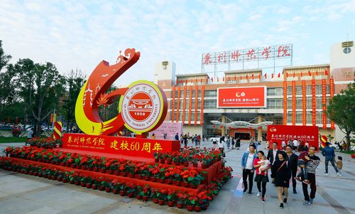 校友参观泉州师范学院 林劲峰摄